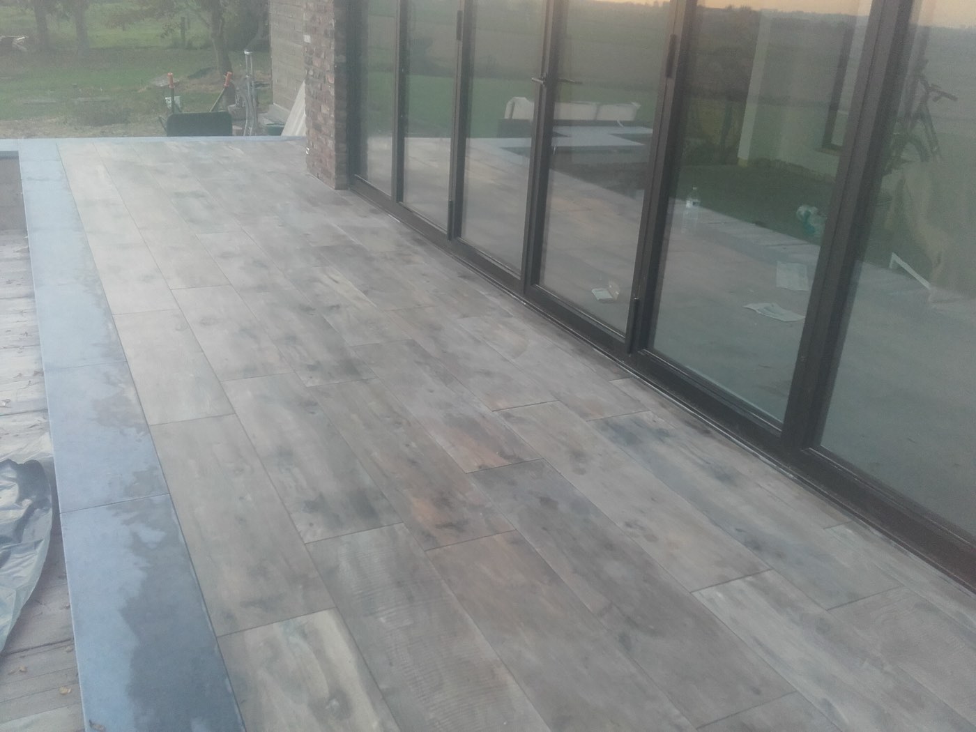 Terras in houtlook langs de veranda, foto 2