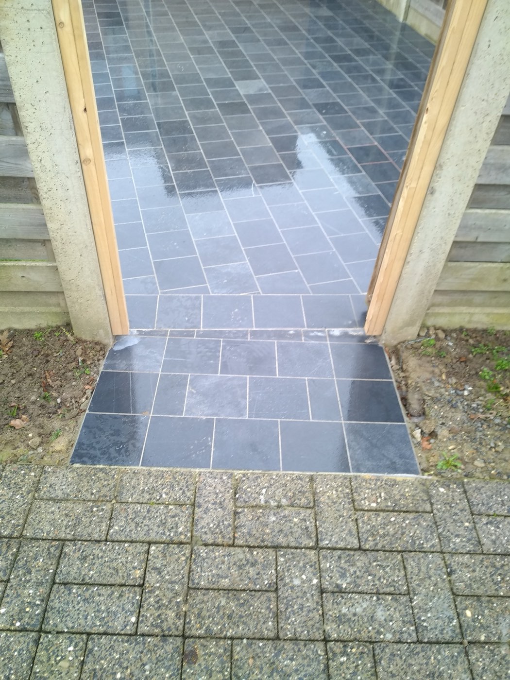 Terras en paden bij het tuinhuis, foto 1