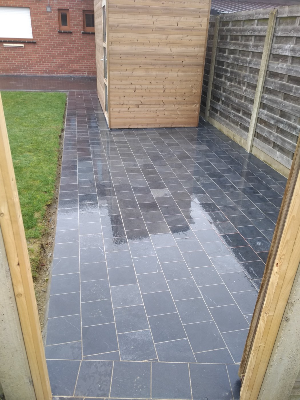 Terras en paden bij het tuinhuis, foto 2
