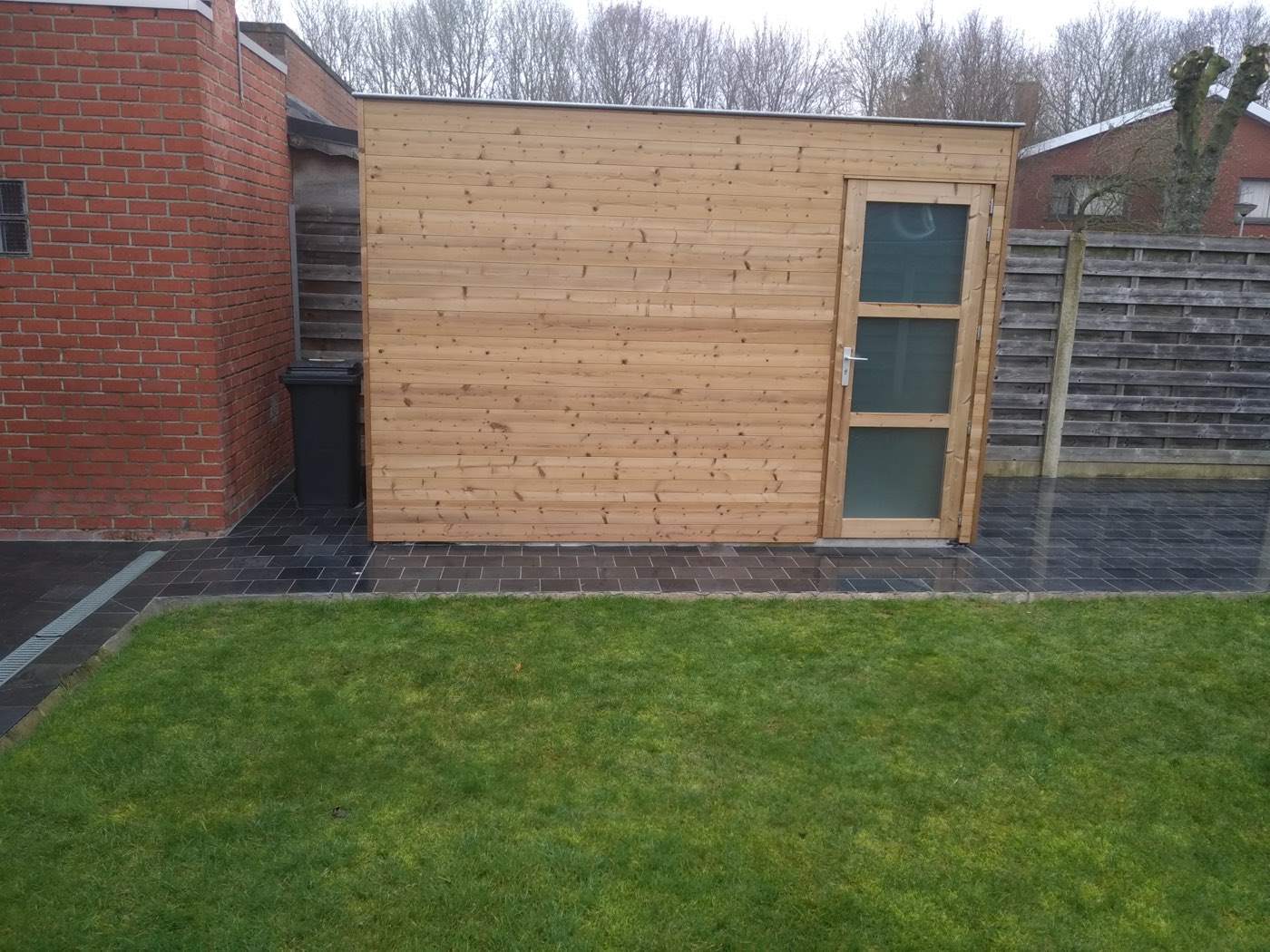 Terras en paden bij het tuinhuis, foto 5