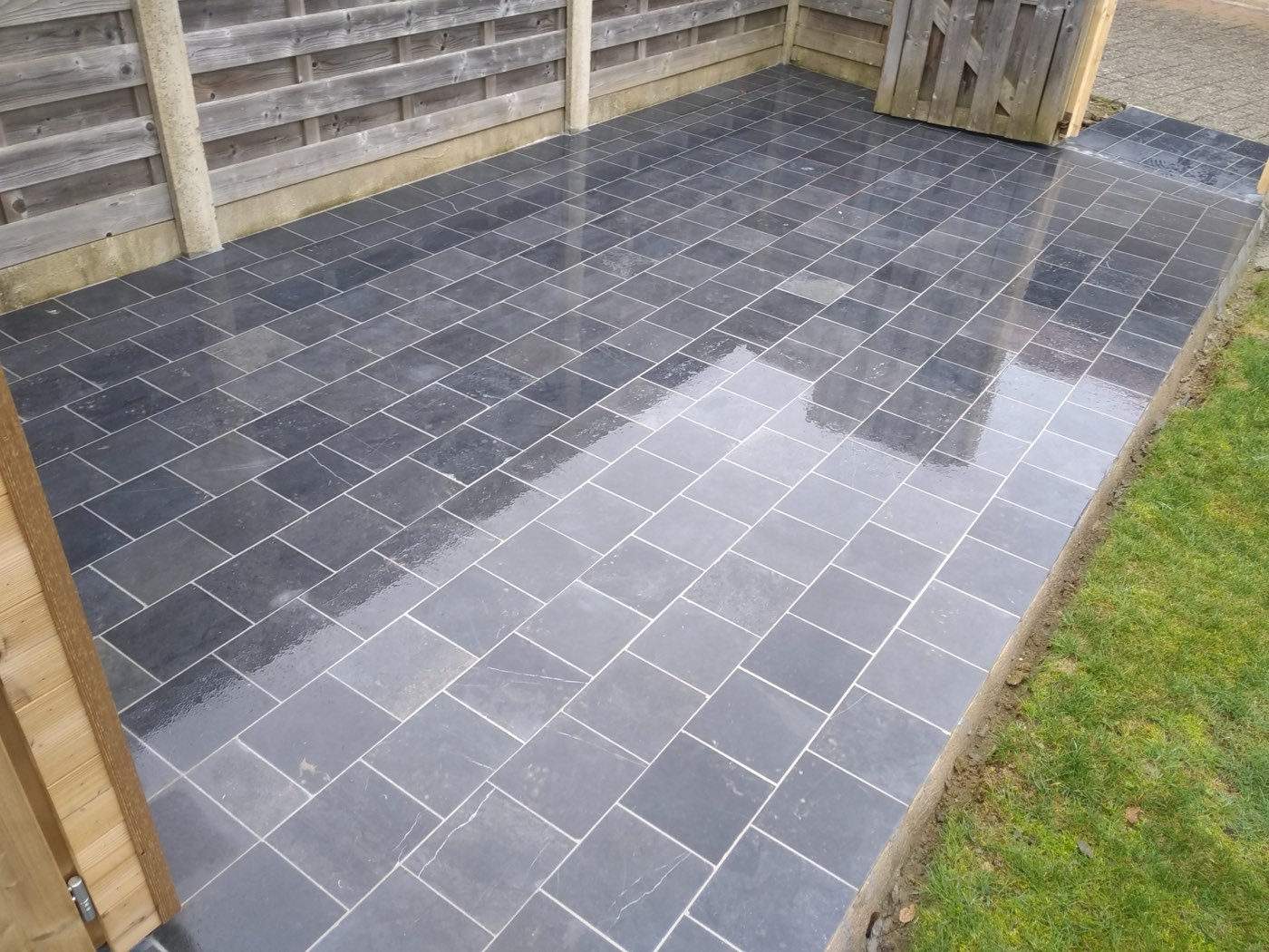 Terras en paden bij het tuinhuis, foto 6