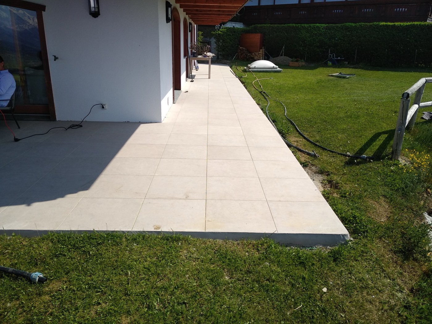 Terras en tuinpad in lichtgrijze tegels, foto 6