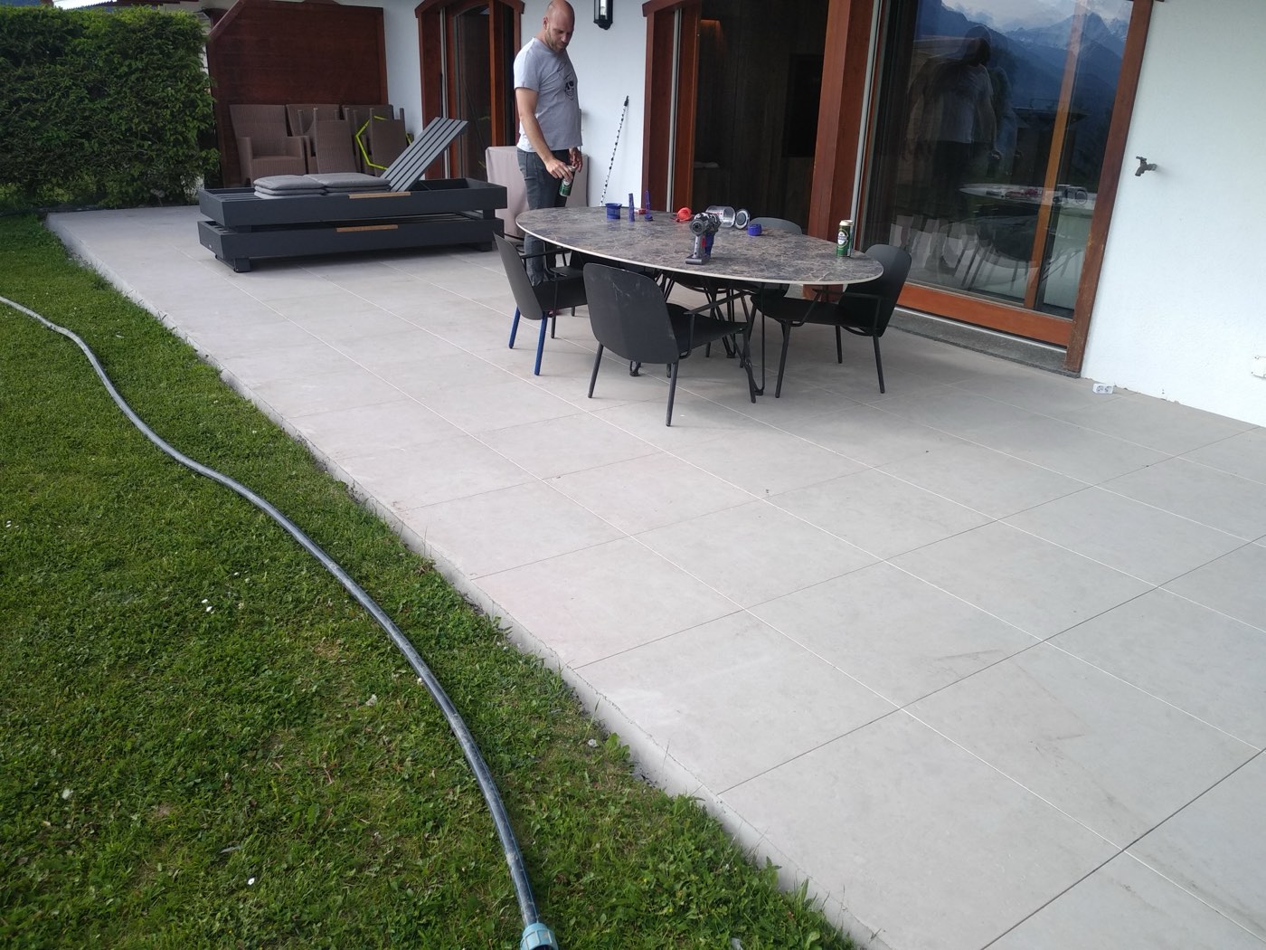 Terras en tuinpad in lichtgrijze tegels, foto 7