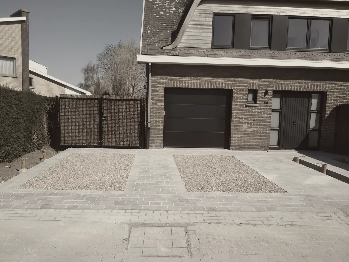 Oprit met stroken grind, na de werken