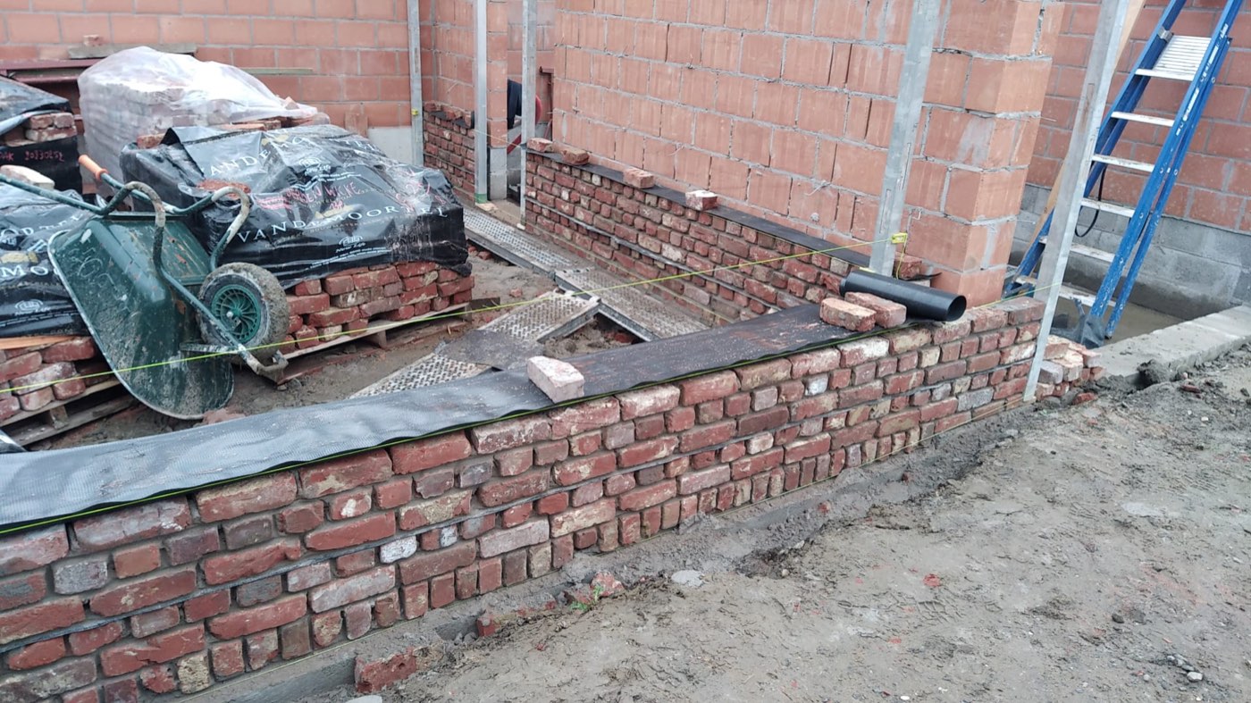 Tuinmuur en berging in recuperatiesteen, foto 2