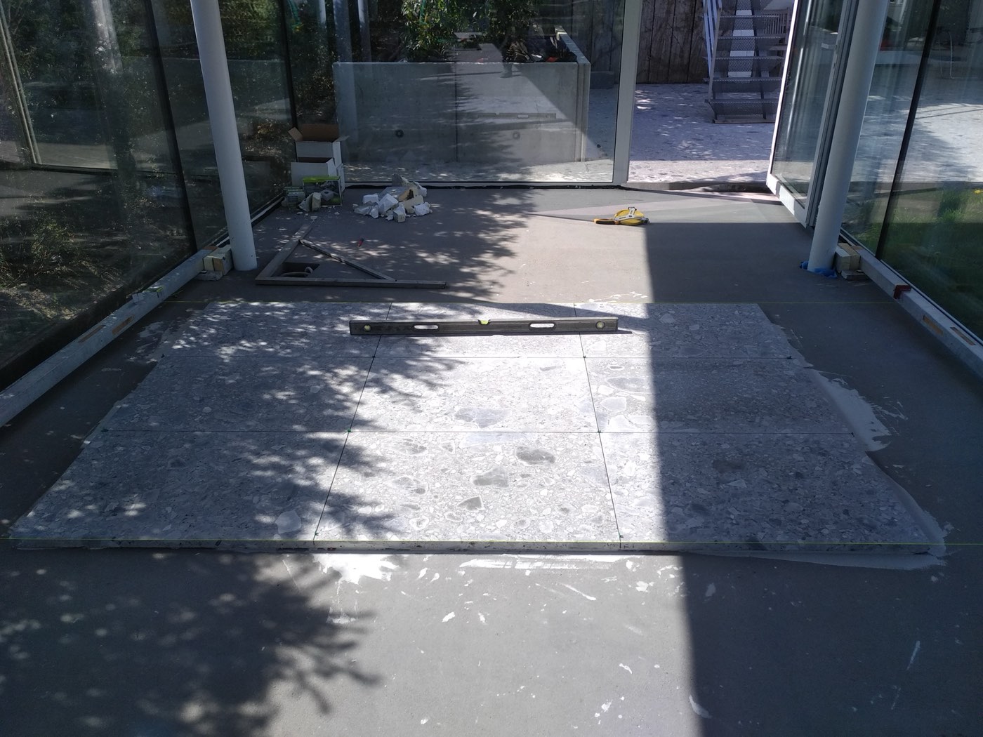 Vloer onder de overkapping, foto 1